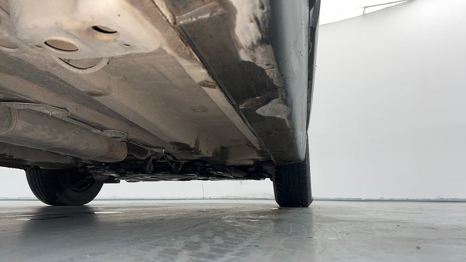 Used 2021 Mahindra XUV 300 W6 1.2 Petrol Petrol Manual extra REAR RIGHT UNDERBODY VIEW
