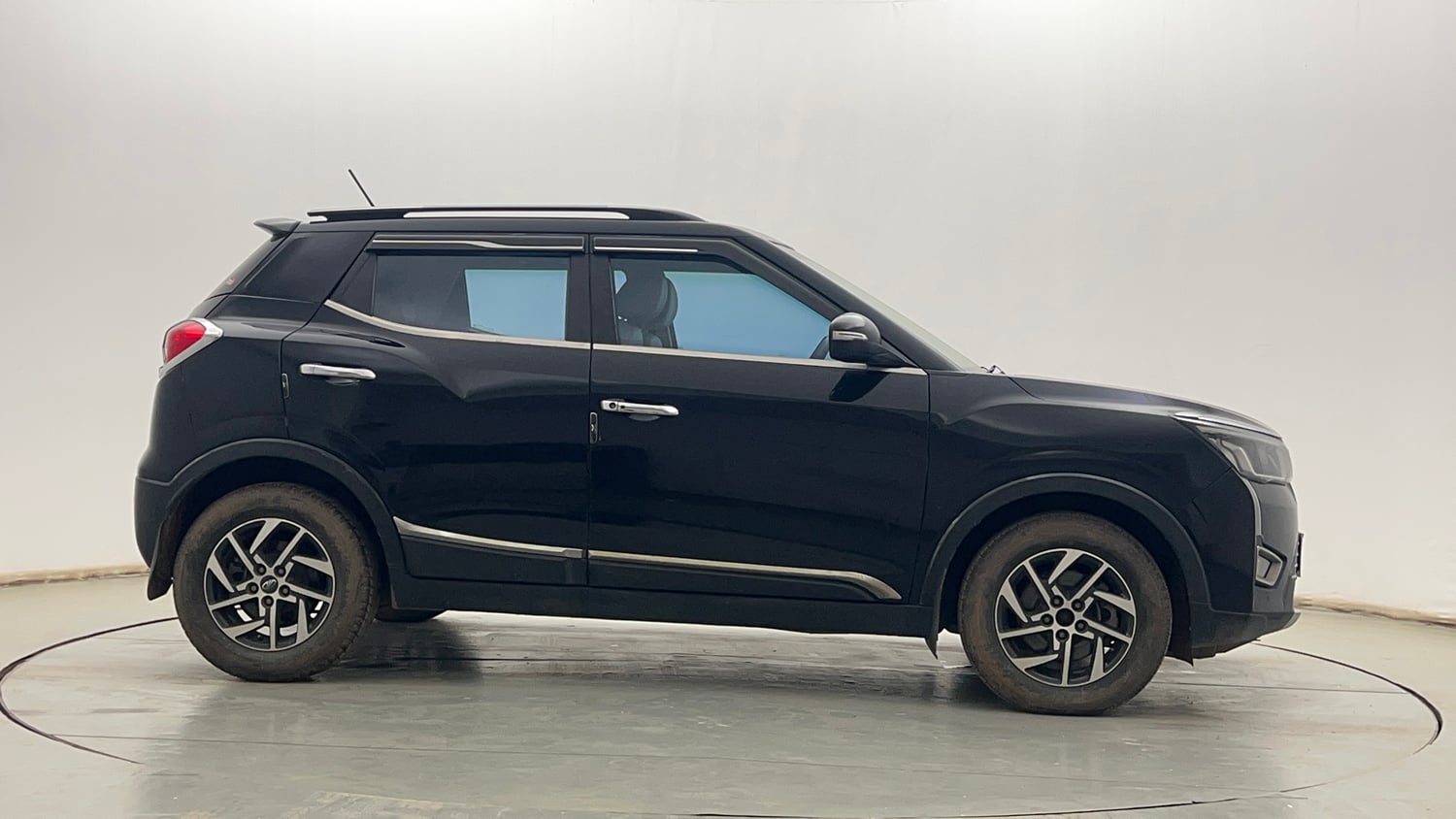 Used 2022 Mahindra XUV 300 W8 (O) 1.2 Petrol Petrol Manual exterior RIGHT SIDE VIEW