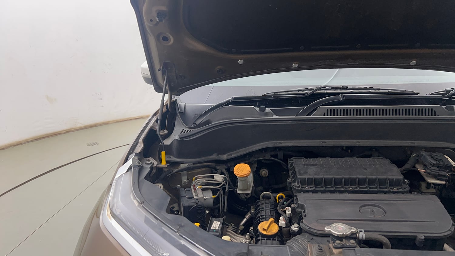 Used 2022 Tata Punch Accomplished AMT Petrol Automatic engine ENGINE RIGHT SIDE HINGE & APRON VIEW