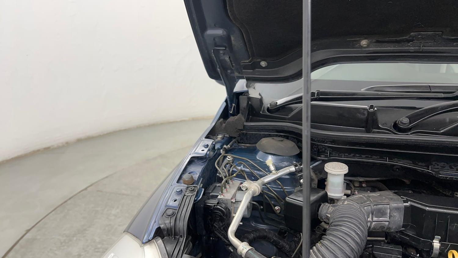 Used 2021 Maruti Suzuki S-Cross Zeta Petrol Manual engine ENGINE RIGHT SIDE HINGE & APRON VIEW