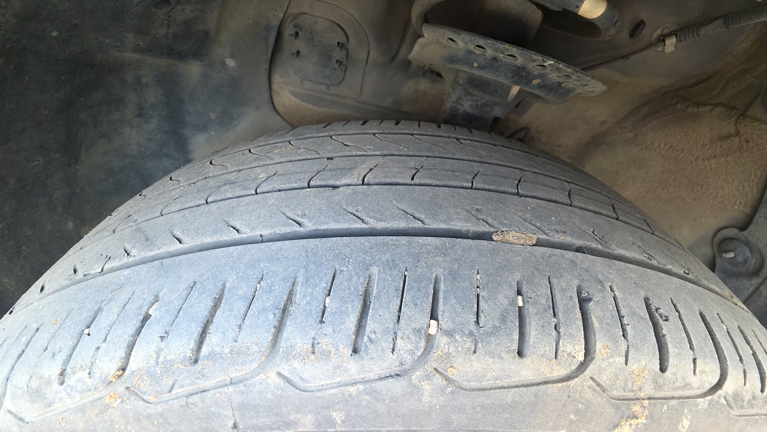 Used 2017 Hyundai Elite i20 Asta 1.2 Petrol Manual tyres LEFT FRONT TYRE TREAD VIEW
