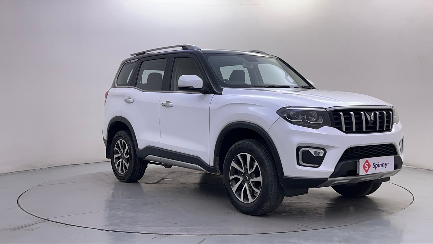 Used 2022 Mahindra Scorpio N Z8 L Petrol AT 6 STR Petrol Automatic exterior RIGHT FRONT CORNER VIEW