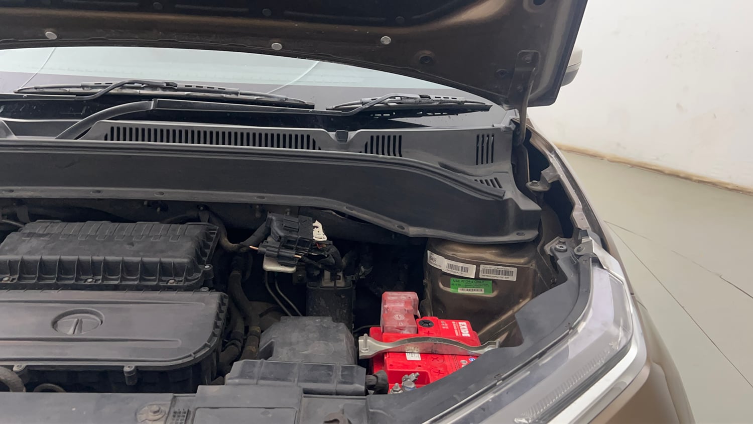 Used 2022 Tata Punch Accomplished AMT Petrol Automatic engine ENGINE LEFT SIDE HINGE & APRON VIEW