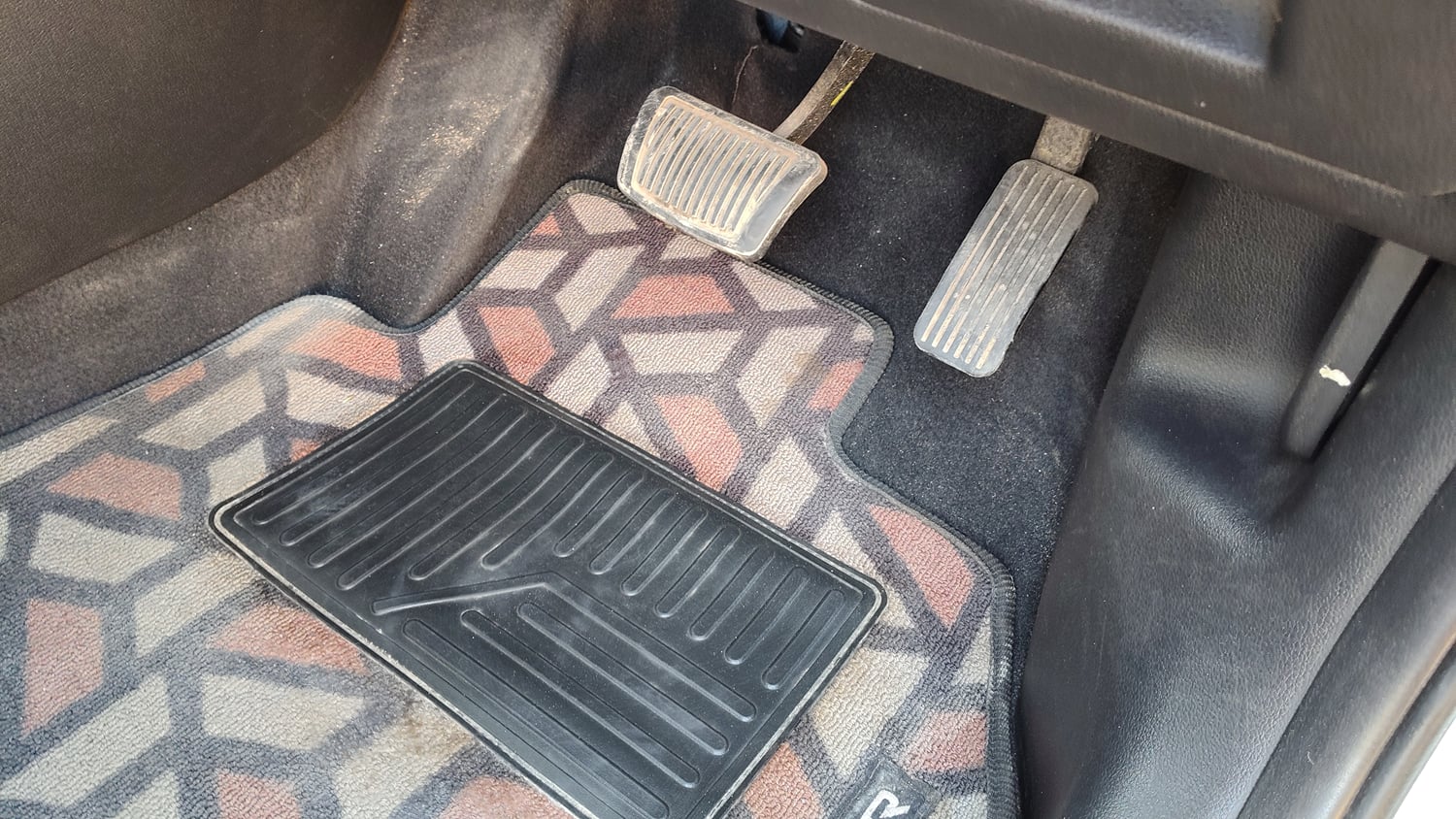 Used 2022 Hyundai Alcazar Signature (O) 6 STR 1.5 Diesel AT Diesel Automatic interior PEDALS VIEW