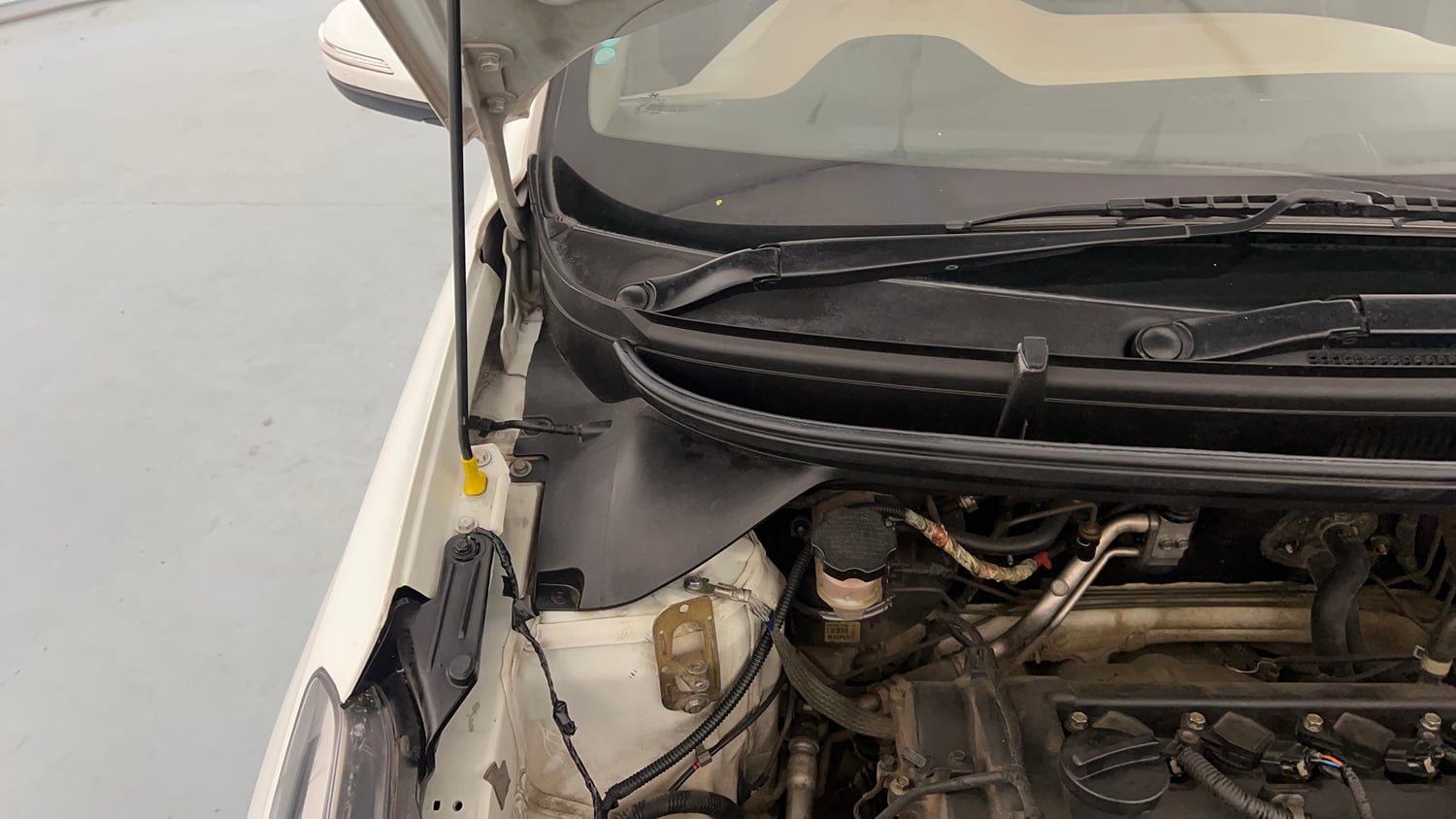 Used 2020 Hyundai Elite i20 Sportz Plus 1.2 Petrol Manual engine ENGINE RIGHT SIDE HINGE & APRON VIEW