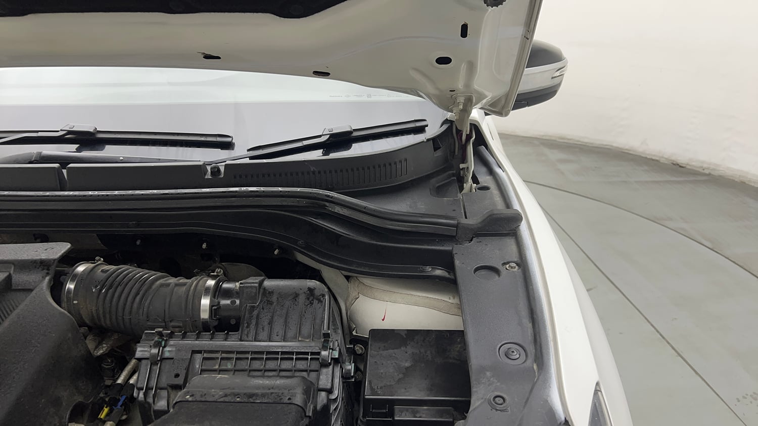 Used 2022 Mahindra XUV700 AX 5 Petrol MT 7 STR Petrol Manual engine ENGINE LEFT SIDE HINGE & APRON VIEW
