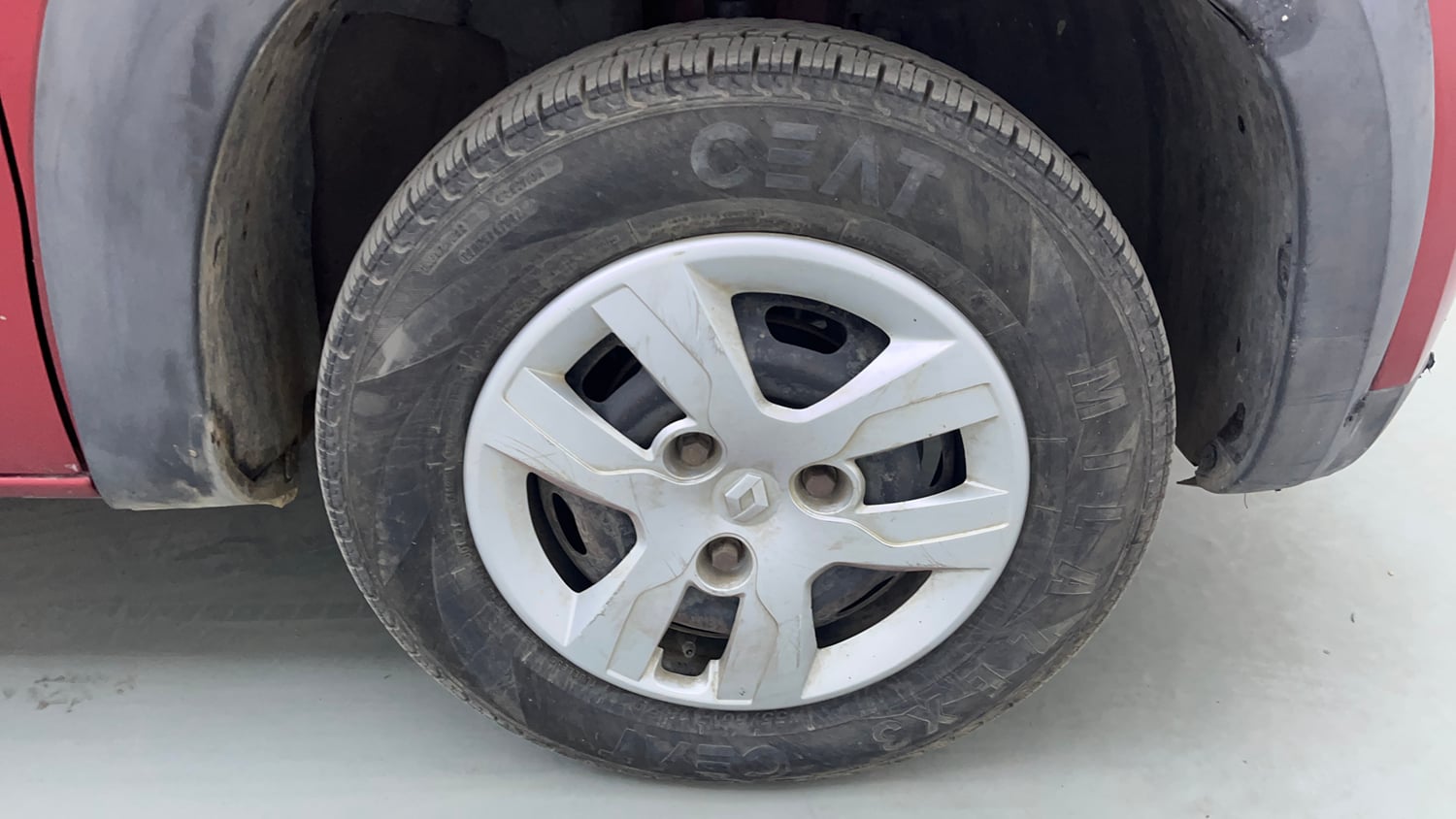 Used 2016 Renault Kwid RXT Petrol Manual tyres RIGHT FRONT TYRE RIM VIEW