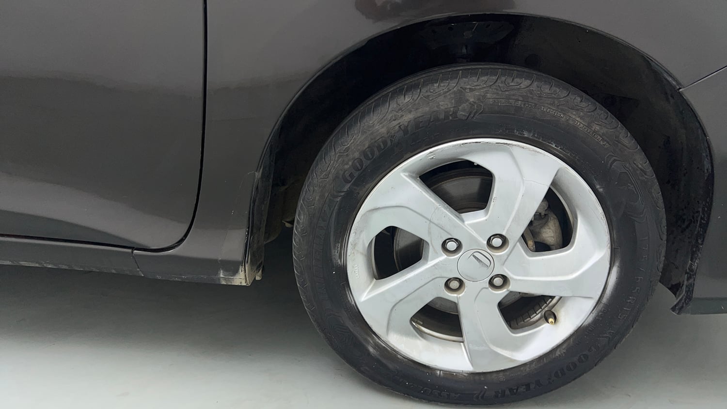 Used 2015 Honda City VX Petrol Manual tyres RIGHT FRONT TYRE RIM VIEW
