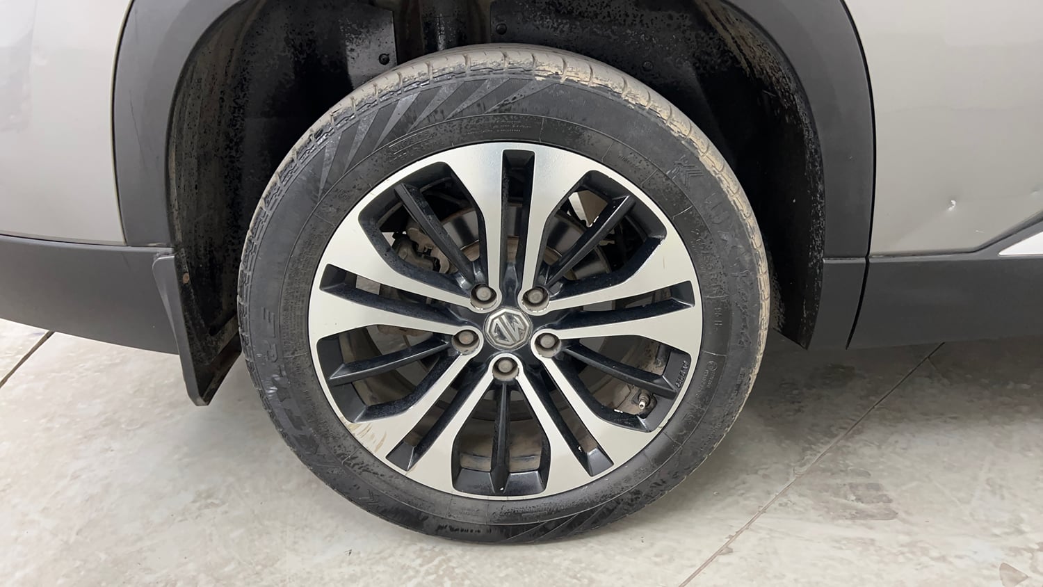 Used 2021 MG Motors Hector Plus Sharp 1.5 Petrol Turbo CVT 6-STR Petrol Automatic tyres RIGHT REAR TYRE RIM VIEW