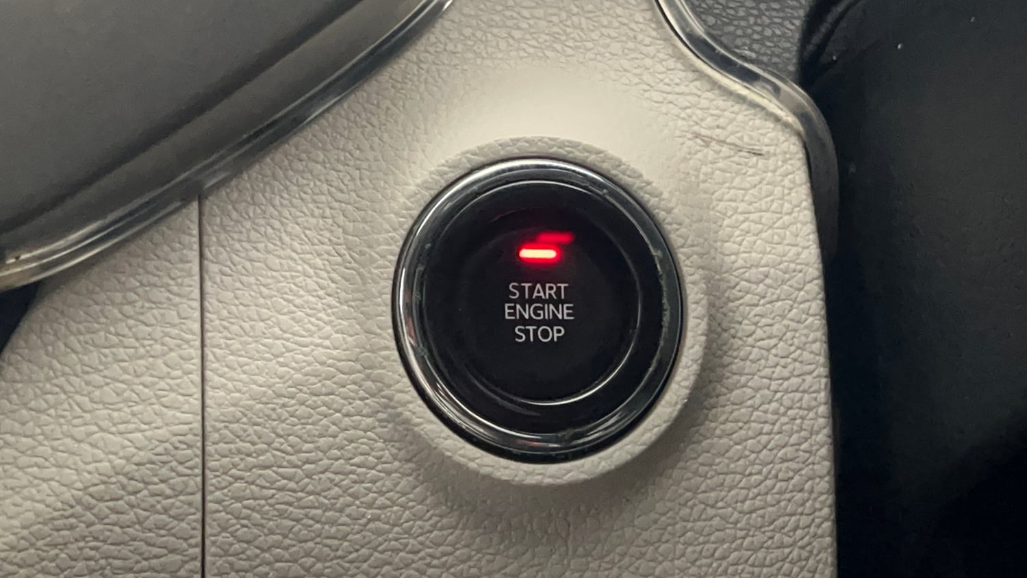 Used 2022 Mahindra XUV 300 W8 (O) 1.2 Petrol Petrol Manual top_features Keyless start