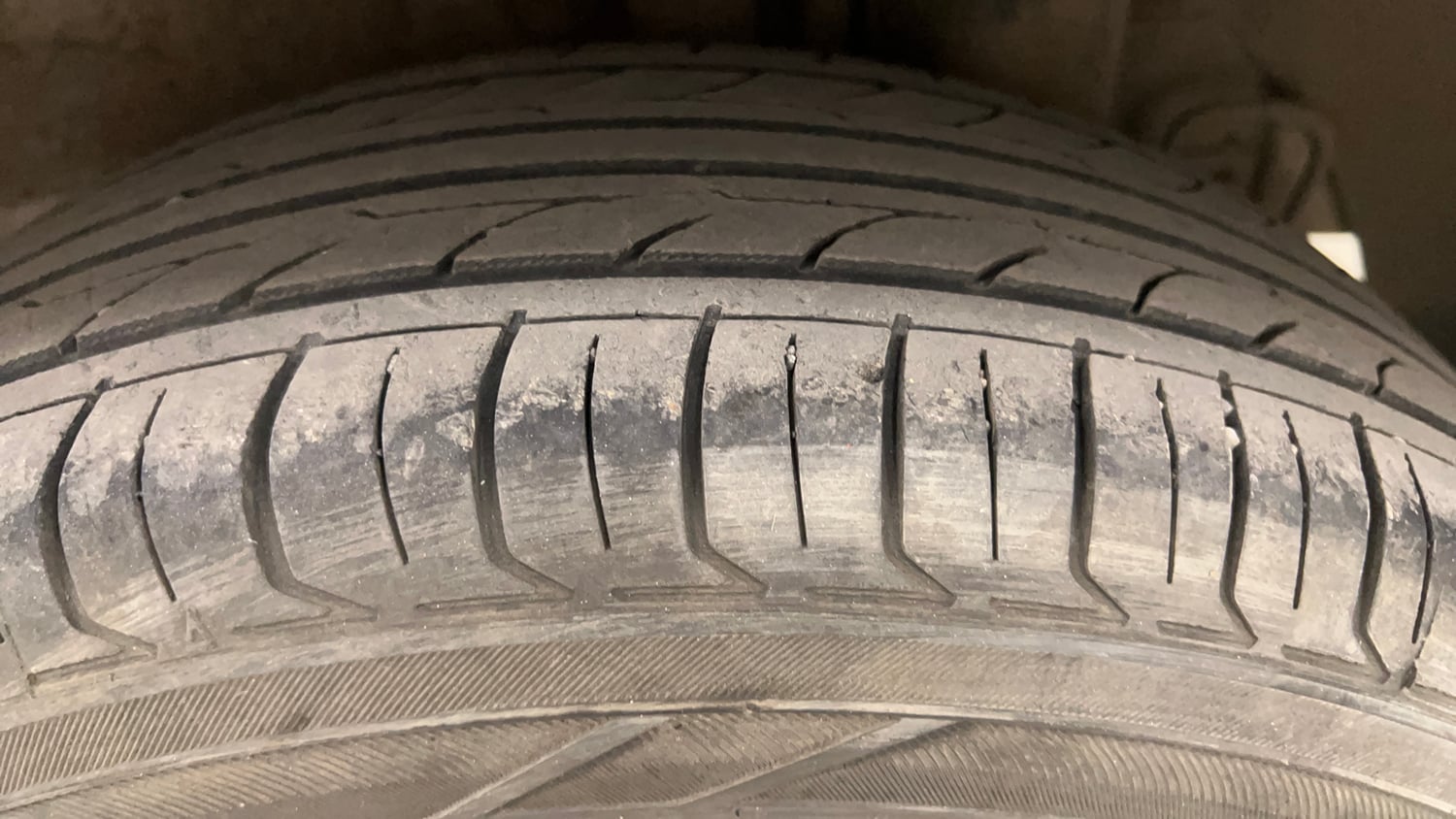 Used 2016 Hyundai Elite i20 Magna 1.2 Petrol Manual tyres LEFT REAR TYRE TREAD VIEW
