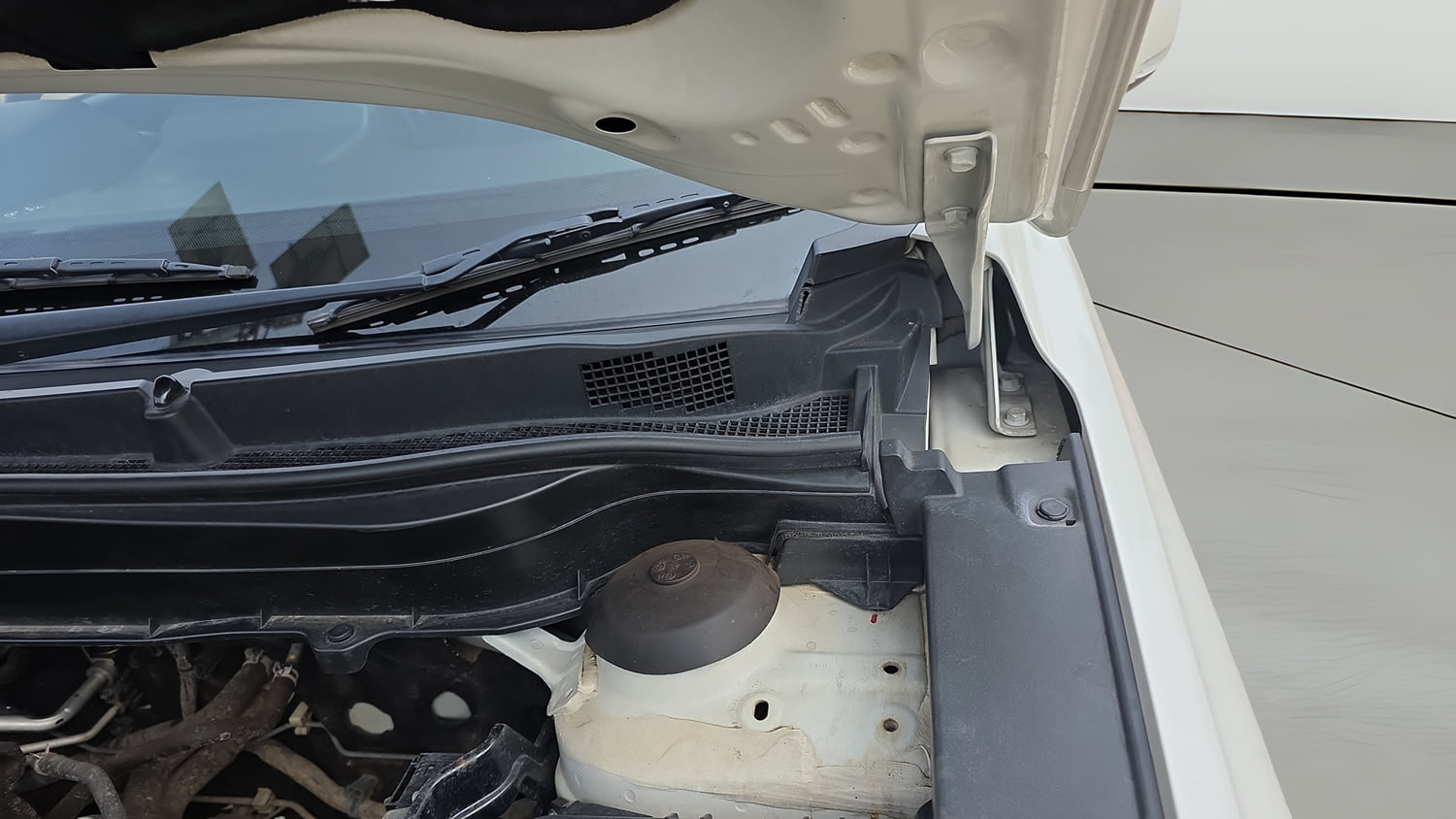Used 2023 Maruti Suzuki Grand Vitara Zeta Smart Hybrid Petrol Manual engine ENGINE LEFT SIDE HINGE & APRON VIEW