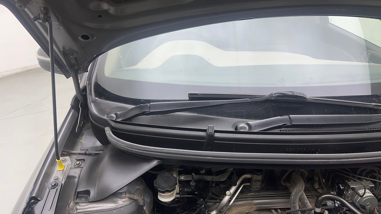 Used 2019 Hyundai Elite i20 Sportz Plus 1.2 Petrol Manual engine ENGINE RIGHT SIDE HINGE & APRON VIEW