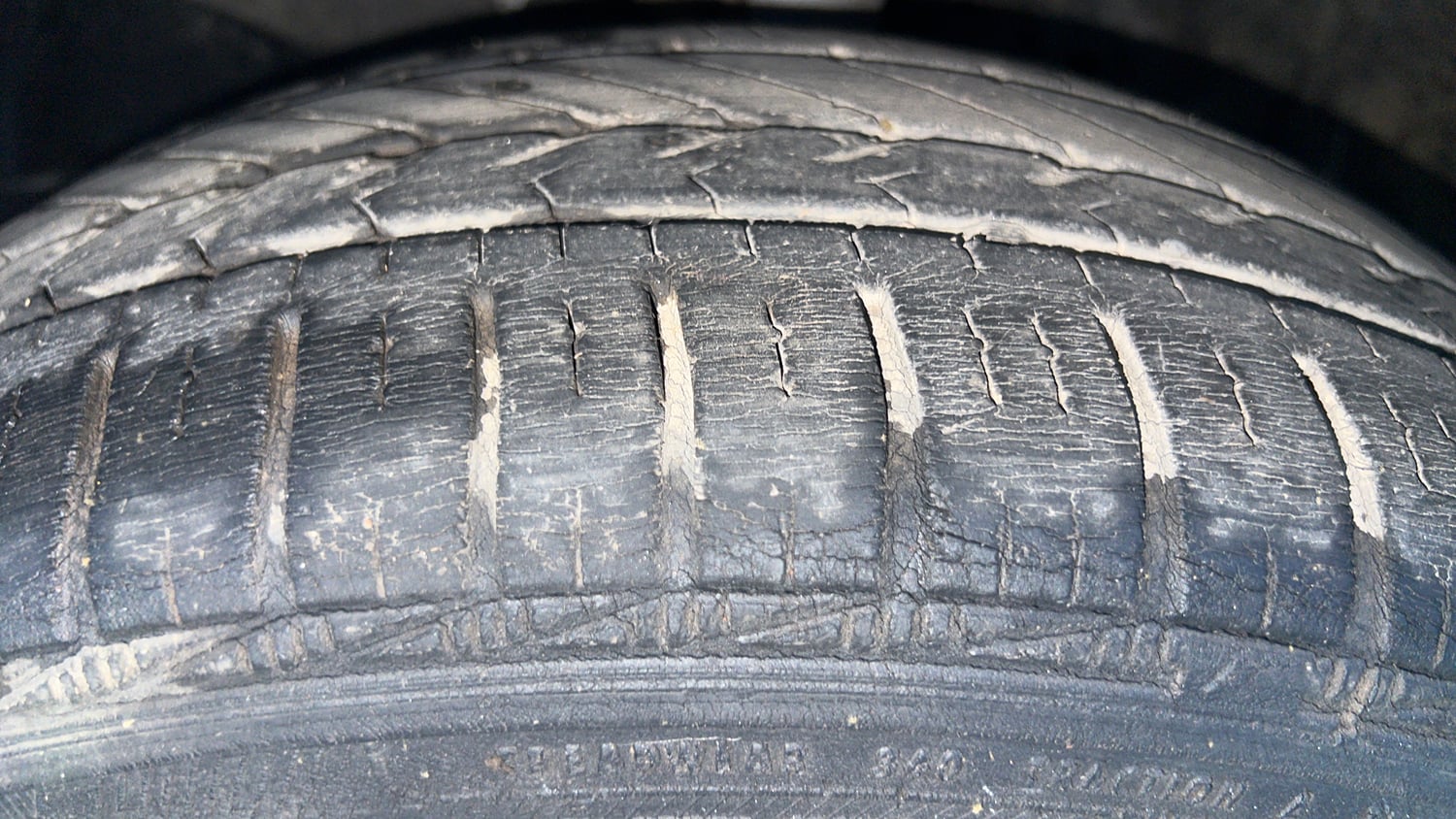 Used 2013 Honda Amaze 1.2 S i-VTEC Petrol Manual tyres LEFT FRONT TYRE TREAD VIEW