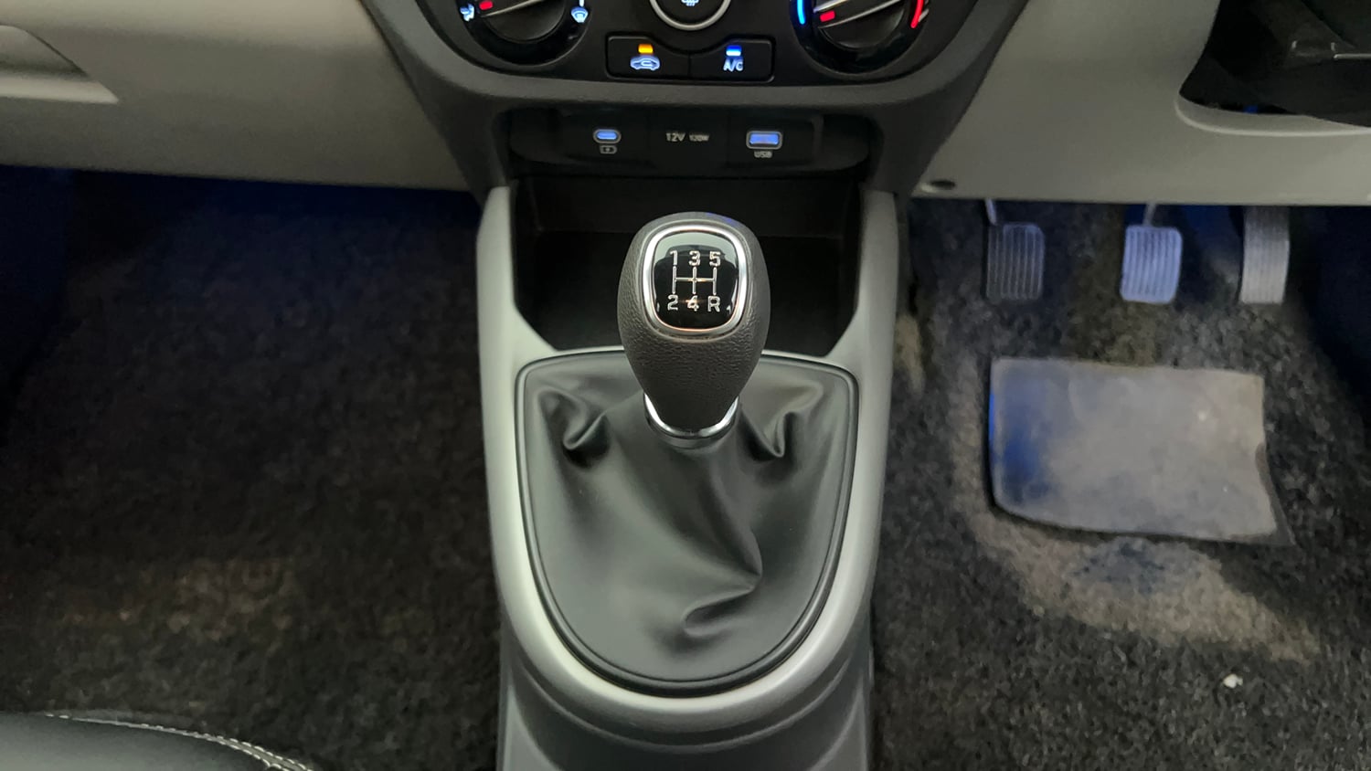 Used 2024 Hyundai Grand i10 Nios Sportz 1.2 Hy-CNG Duo Cng Manual interior GEAR  KNOB VIEW