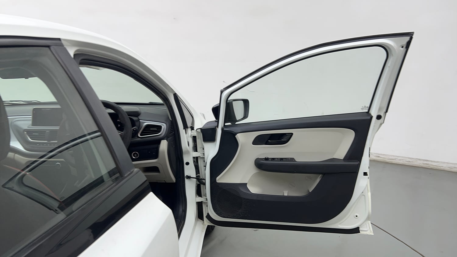 Used 2021 Tata Altroz XT Petrol Petrol Manual interior RIGHT FRONT DOOR OPEN VIEW