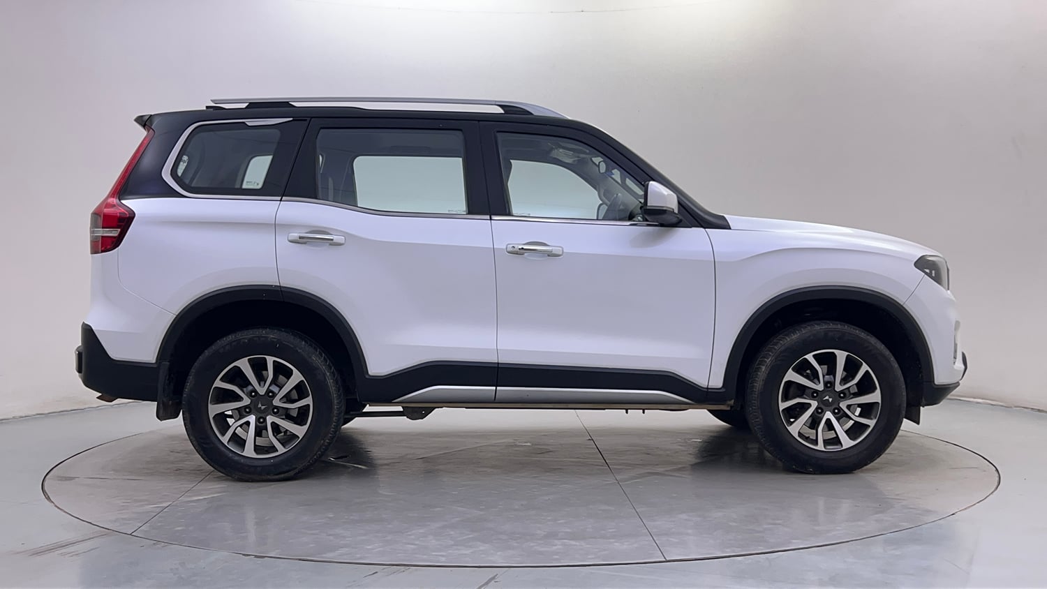 Used 2022 Mahindra Scorpio N Z8 L Petrol AT 6 STR Petrol Automatic exterior RIGHT SIDE VIEW