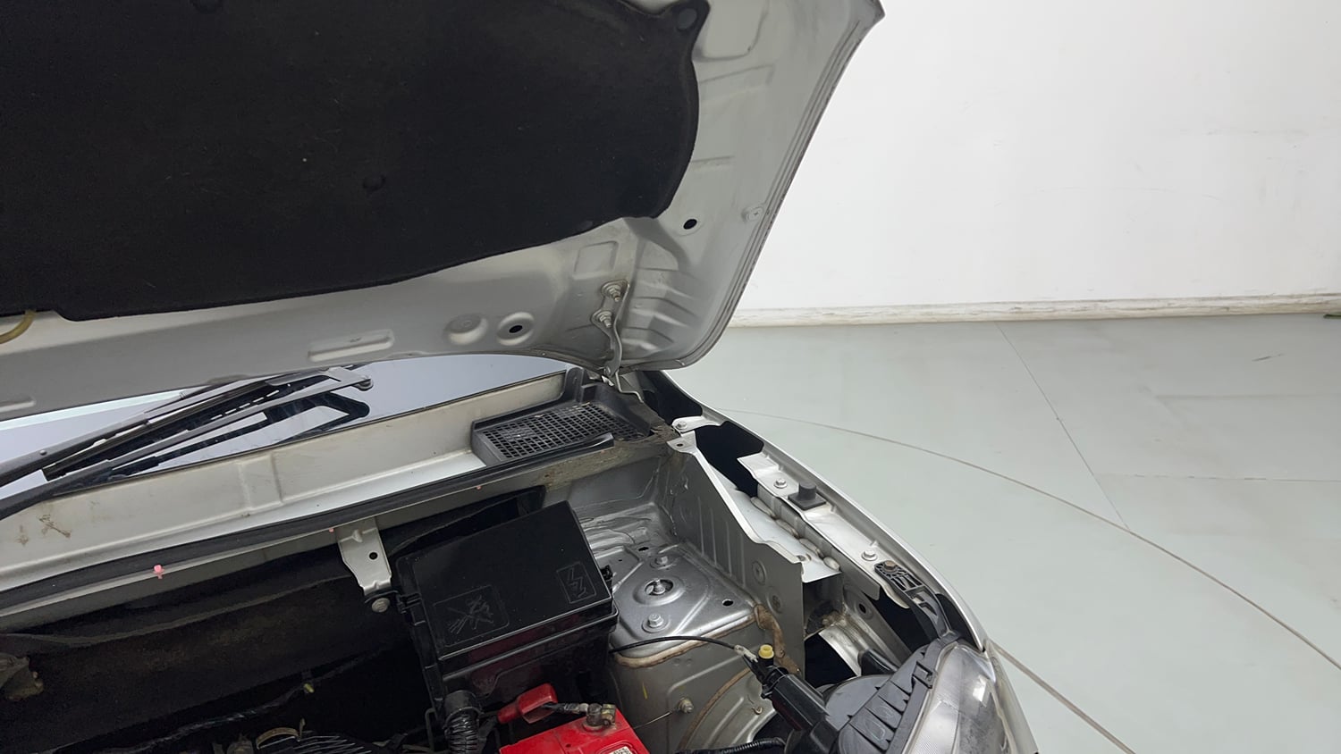Used 2019 Renault Kwid RXL Petrol Manual engine ENGINE LEFT SIDE HINGE & APRON VIEW
