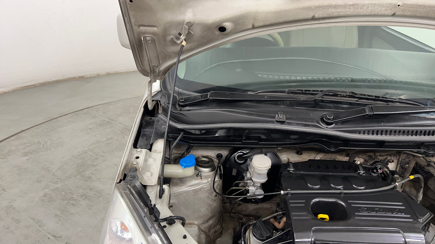 Used 2015 Maruti Suzuki Wagon R VXI Petrol Manual engine ENGINE RIGHT SIDE HINGE & APRON VIEW