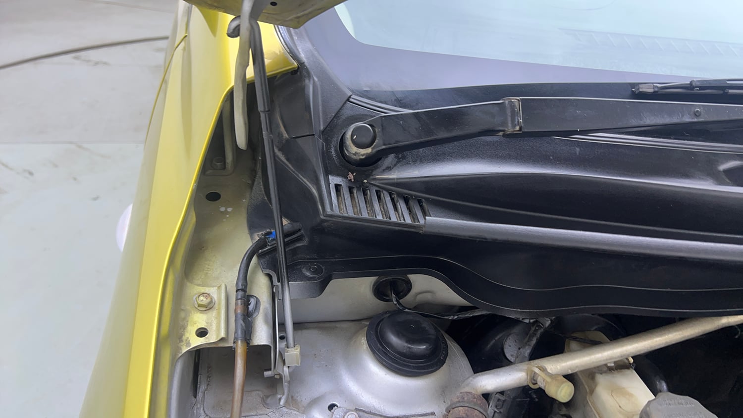 Used 2014 Maruti Suzuki Celerio VXi AMT Petrol Automatic engine ENGINE RIGHT SIDE HINGE & APRON VIEW