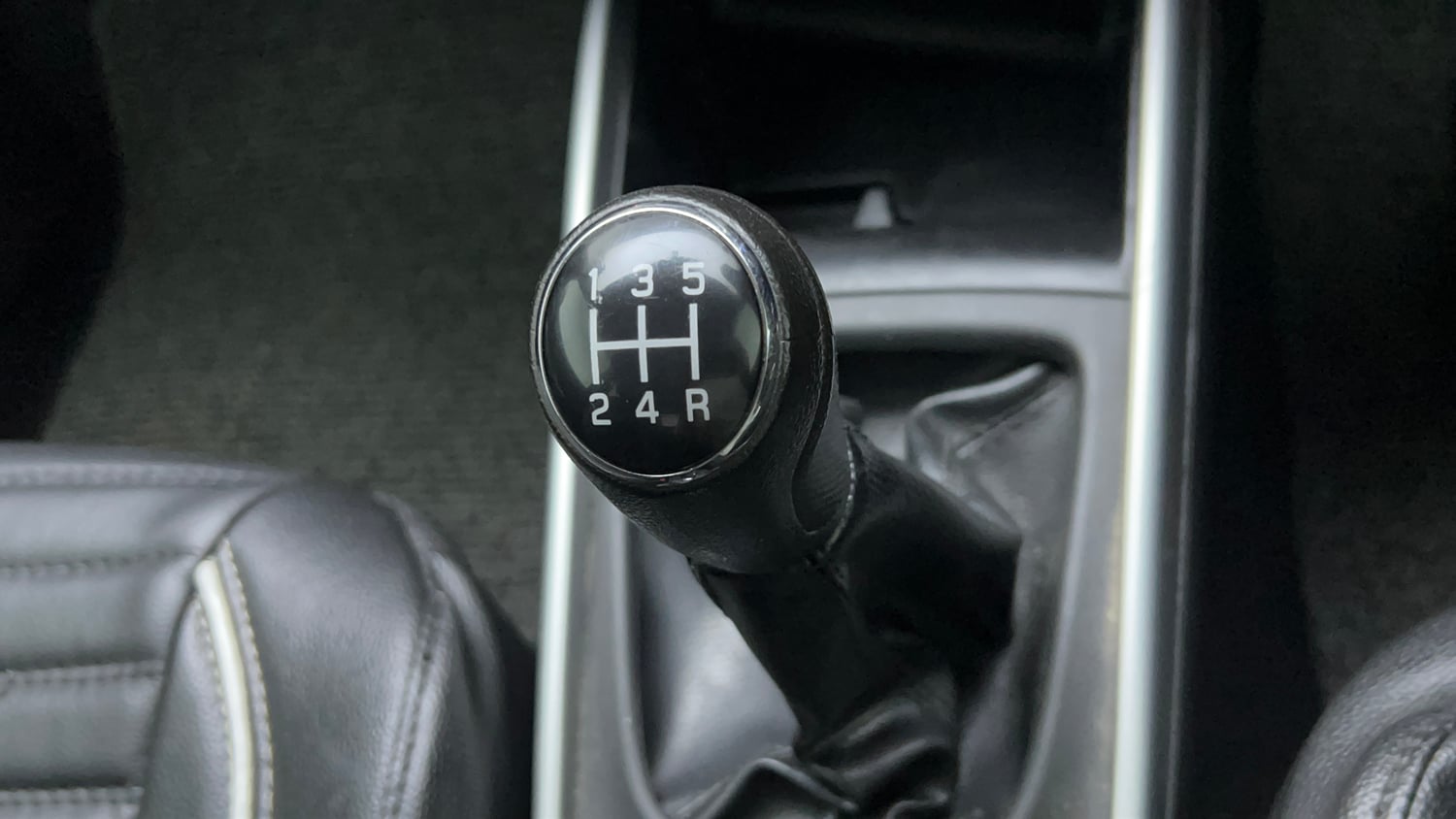 Used 2015 Maruti Suzuki Baleno Zeta 1.2 Petrol Manual interior GEAR  KNOB VIEW