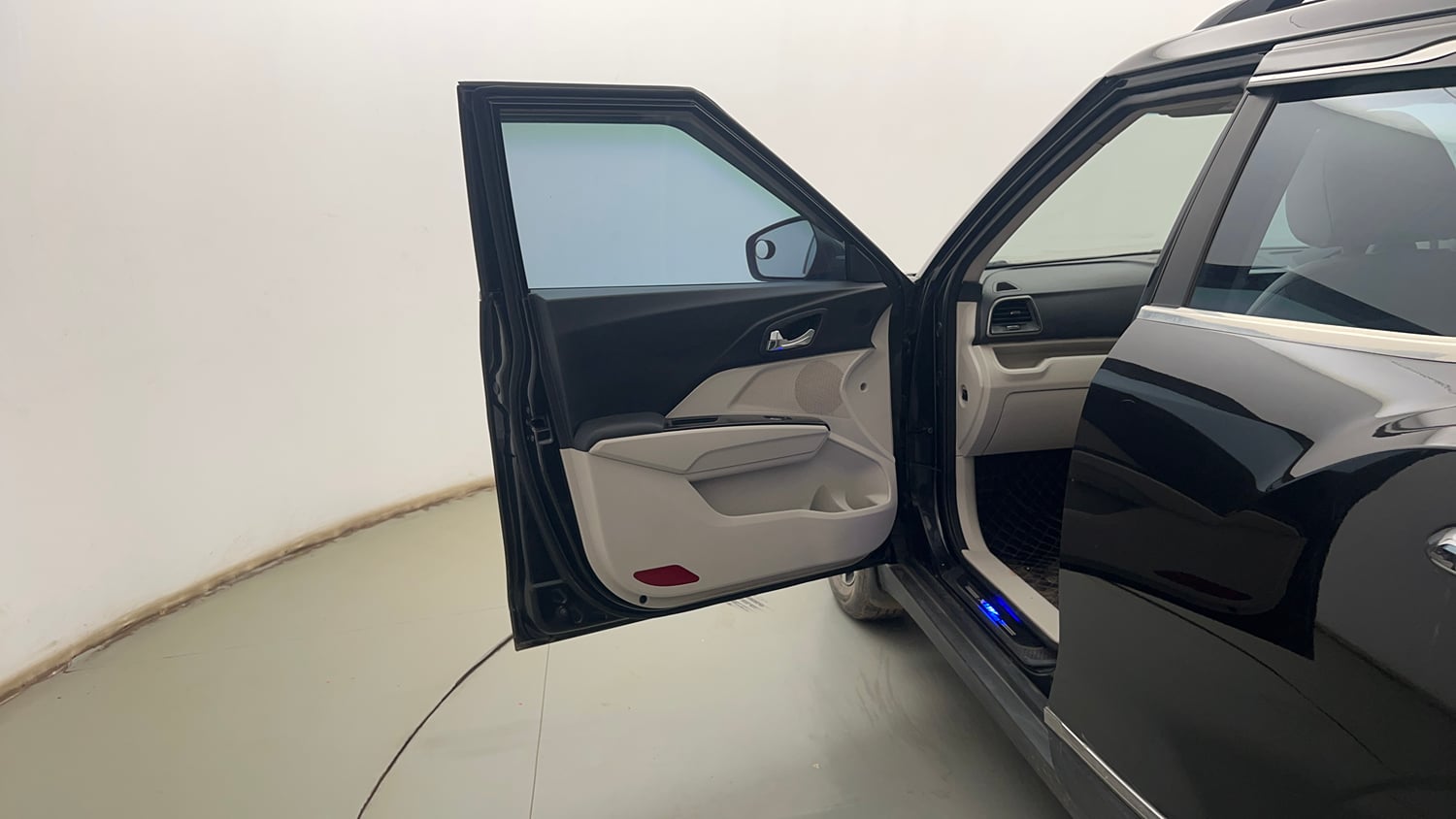 Used 2022 Mahindra XUV 300 W8 (O) 1.2 Petrol Petrol Manual interior LEFT FRONT DOOR OPEN VIEW