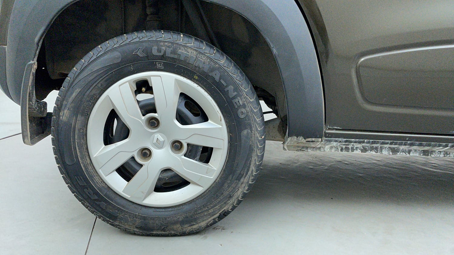Used 2019 Renault Kwid 1.0 RXT AMT Opt Petrol Automatic tyres RIGHT REAR TYRE RIM VIEW