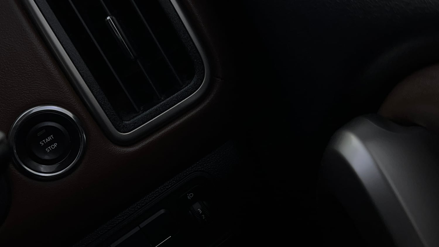 Used 2022 Mahindra Scorpio N Z8 L Petrol AT 6 STR Petrol Automatic top_features Keyless start