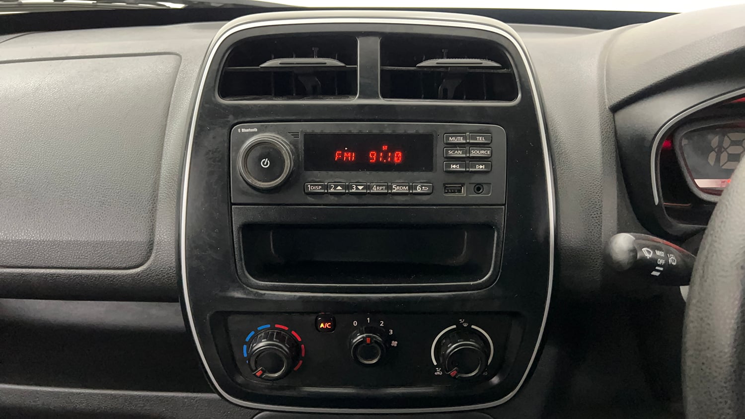 Used 2019 Renault Kwid RXL Petrol Manual interior MUSIC SYSTEM & AC CONTROL VIEW