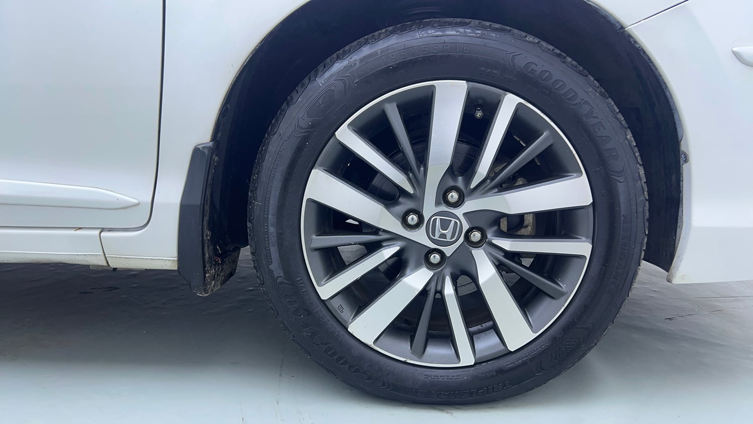Used 2021 Honda City ZX Petrol Petrol Manual tyres RIGHT FRONT TYRE RIM VIEW