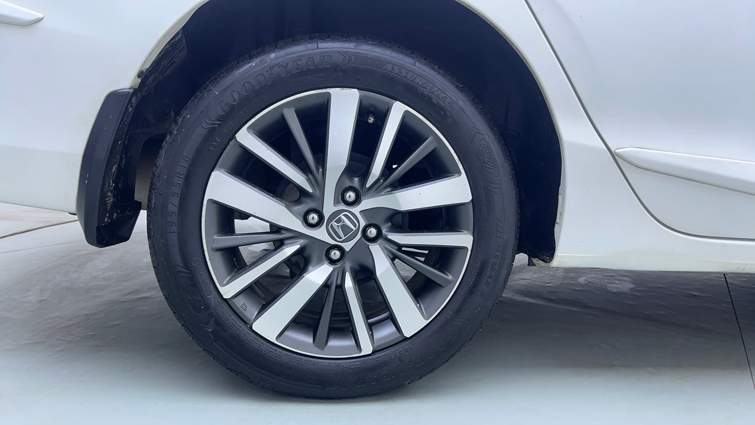 Used 2021 Honda City ZX Petrol Petrol Manual tyres RIGHT REAR TYRE RIM VIEW