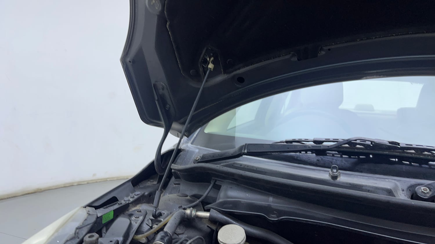 Used 2015 Maruti Suzuki Swift Dzire ZXI Petrol Manual engine ENGINE RIGHT SIDE HINGE & APRON VIEW