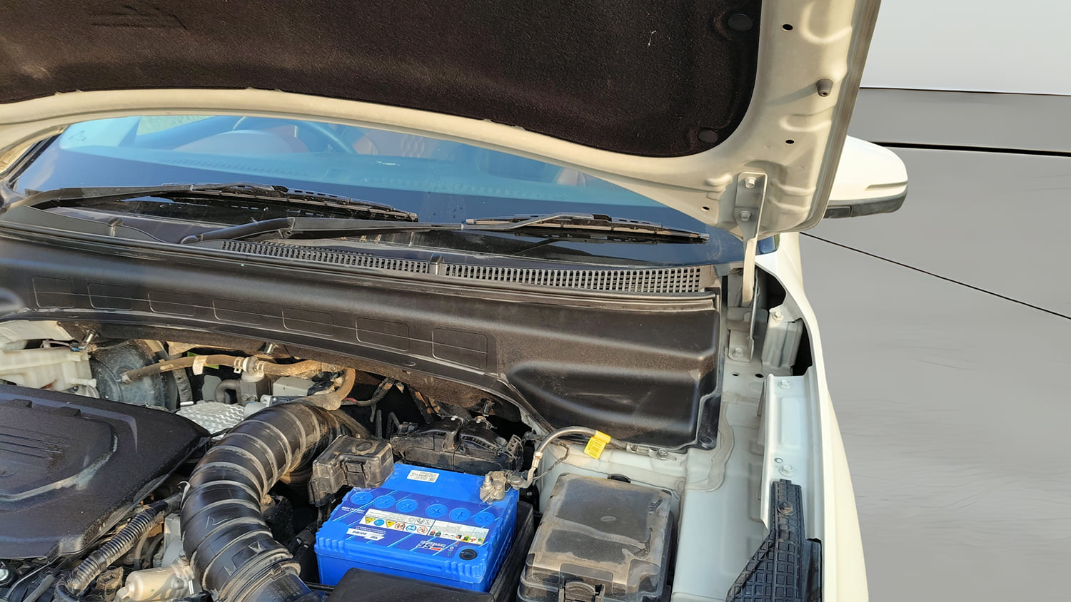 Used 2022 Hyundai Alcazar Signature (O) 6 STR 1.5 Diesel AT Diesel Automatic engine ENGINE LEFT SIDE HINGE & APRON VIEW