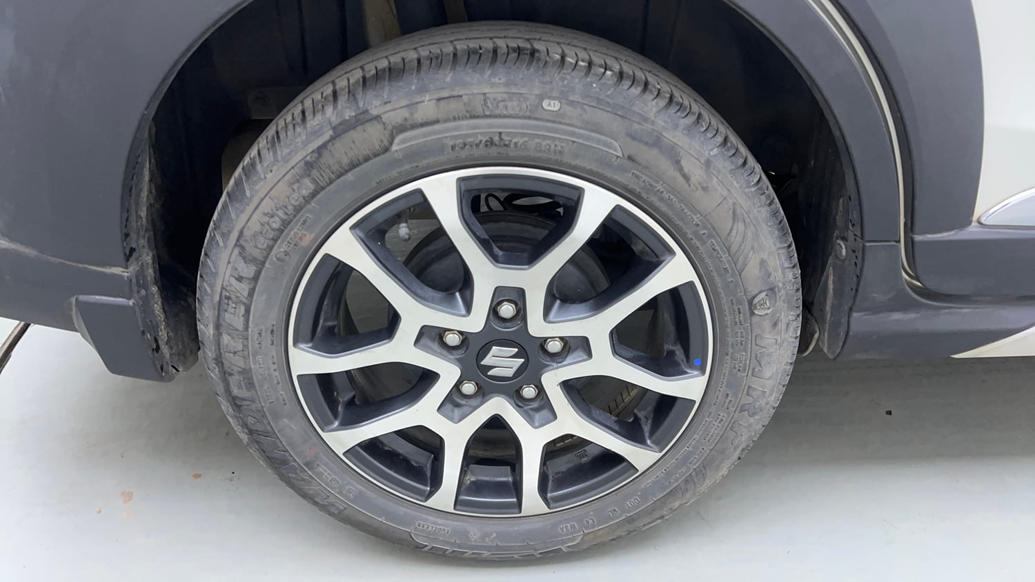 Used 2023 Maruti Suzuki XL6 Zeta AT Petrol Petrol Automatic tyres RIGHT REAR TYRE RIM VIEW