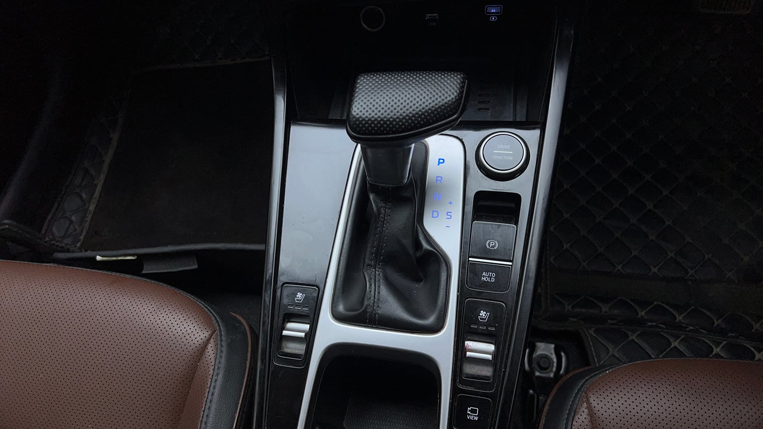 Used 2023 Hyundai Alcazar Signature (O) 7 STR 1.5 Petrol DCT Petrol Automatic interior GEAR  KNOB VIEW