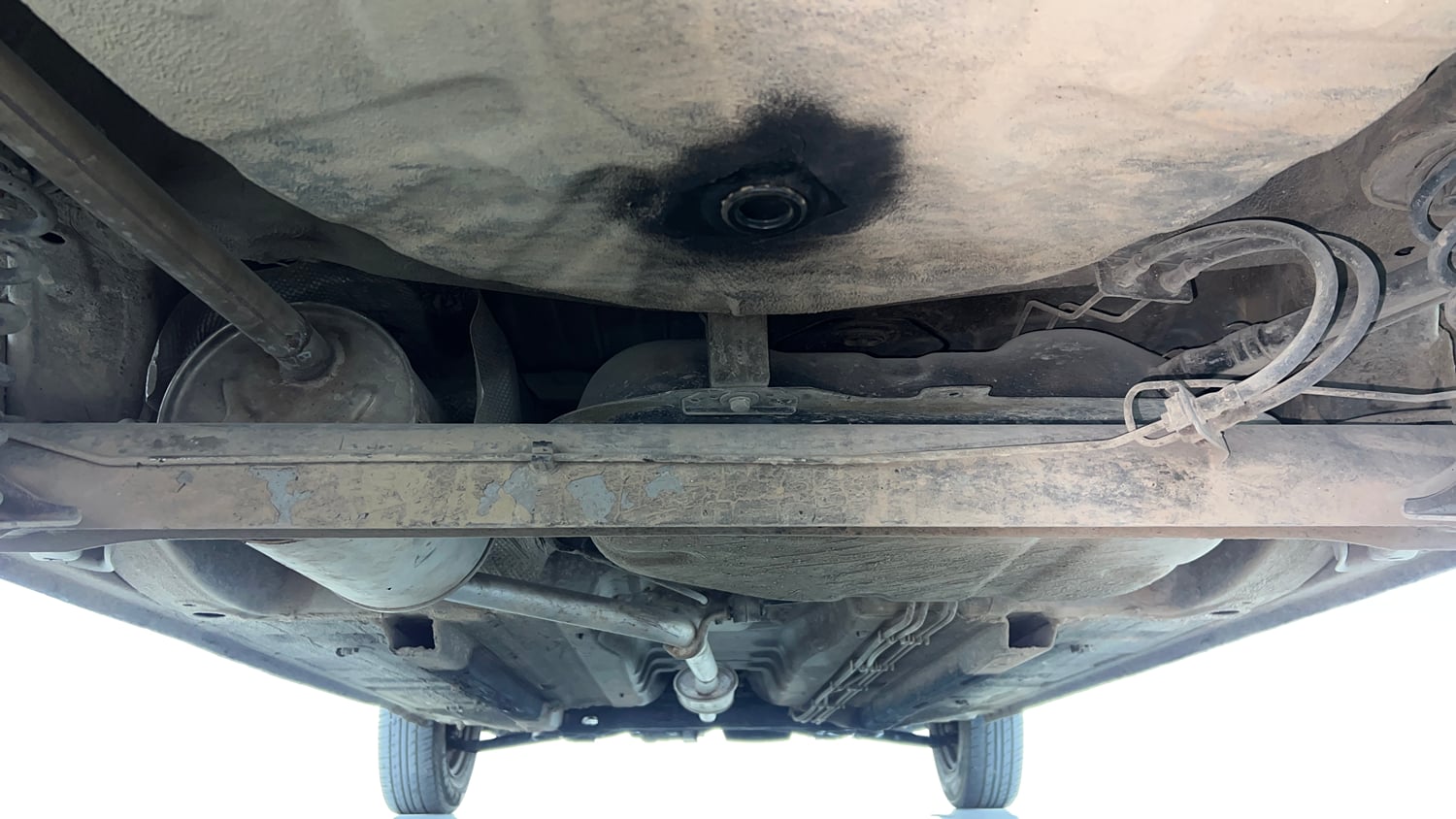 Used 2017 Renault Kwid 1.0 RXT AMT Opt Petrol Automatic extra REAR UNDERBODY VIEW (TAKEN FROM REAR)