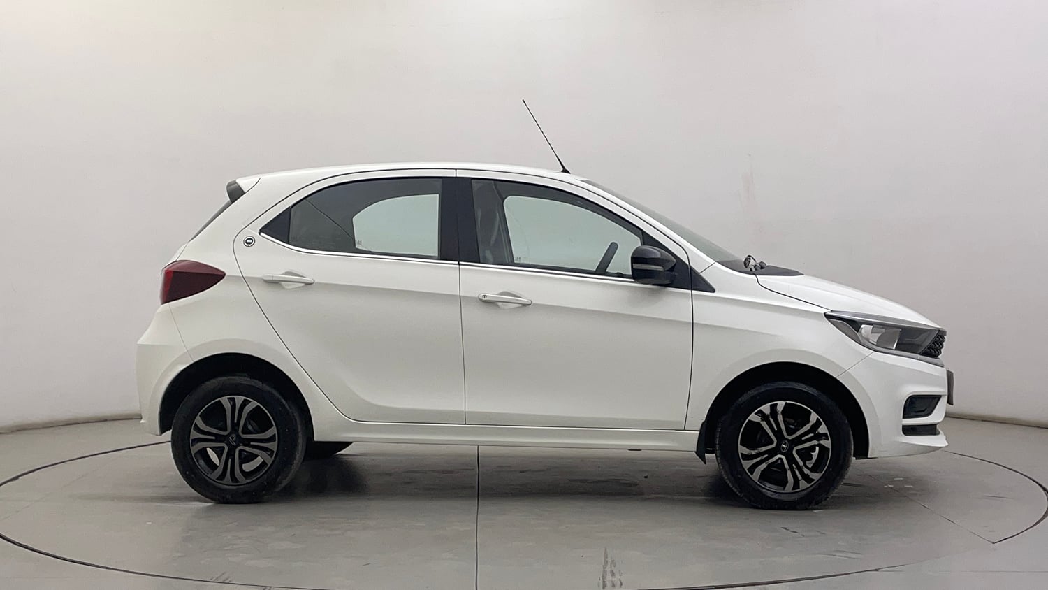 Used 2023 Tata Tiago XT CNG Cng Manual exterior RIGHT SIDE VIEW
