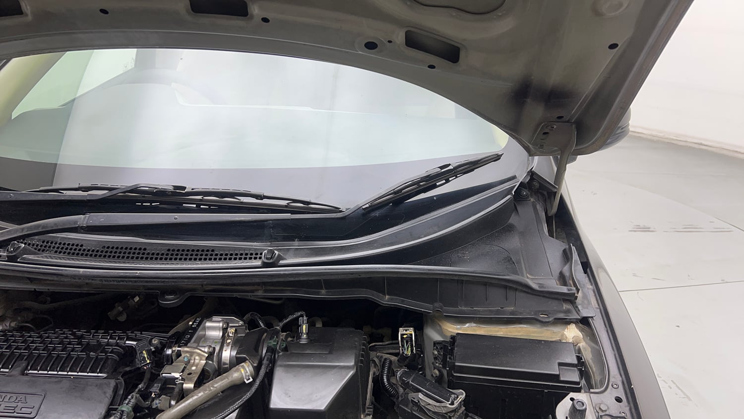 Used 2017 Honda City V Petrol Petrol Manual engine ENGINE LEFT SIDE HINGE & APRON VIEW