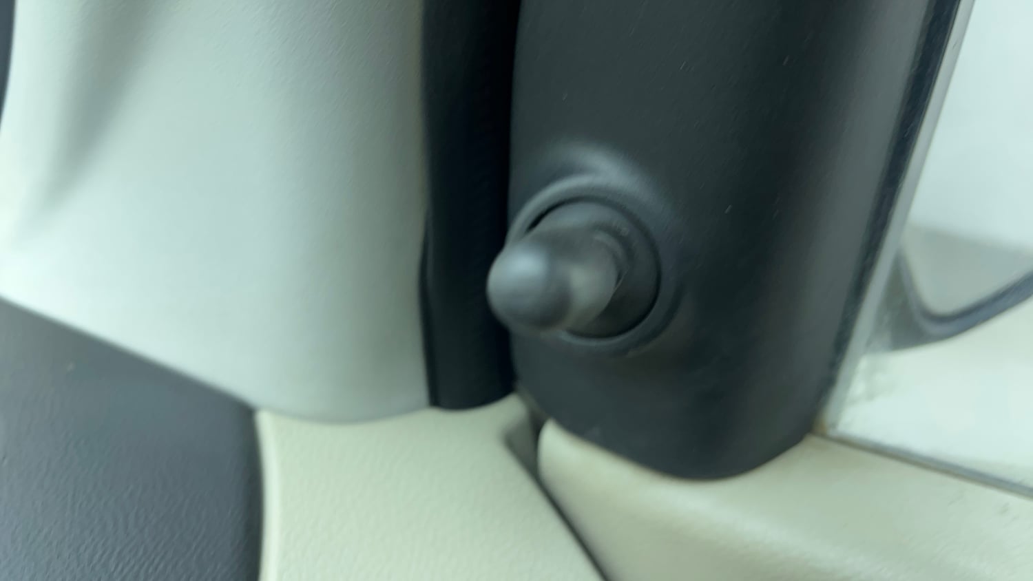 Used 2014 Maruti Suzuki Celerio VXi AMT Petrol Automatic top_features Central locking