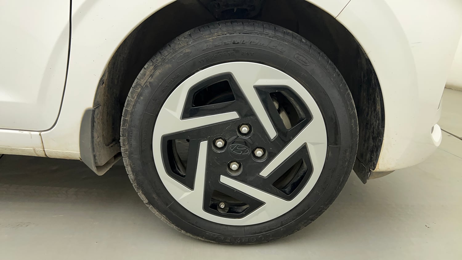 Used 2024 Hyundai Grand i10 Nios Sportz 1.2 Hy-CNG Duo Cng Manual tyres RIGHT FRONT TYRE RIM VIEW