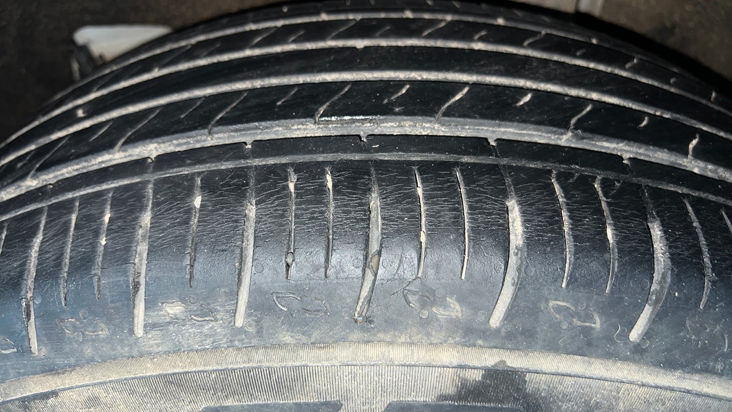 Used 2022 Mahindra XUV700 AX 5 Petrol MT 7 STR Petrol Manual tyres LEFT REAR TYRE TREAD VIEW