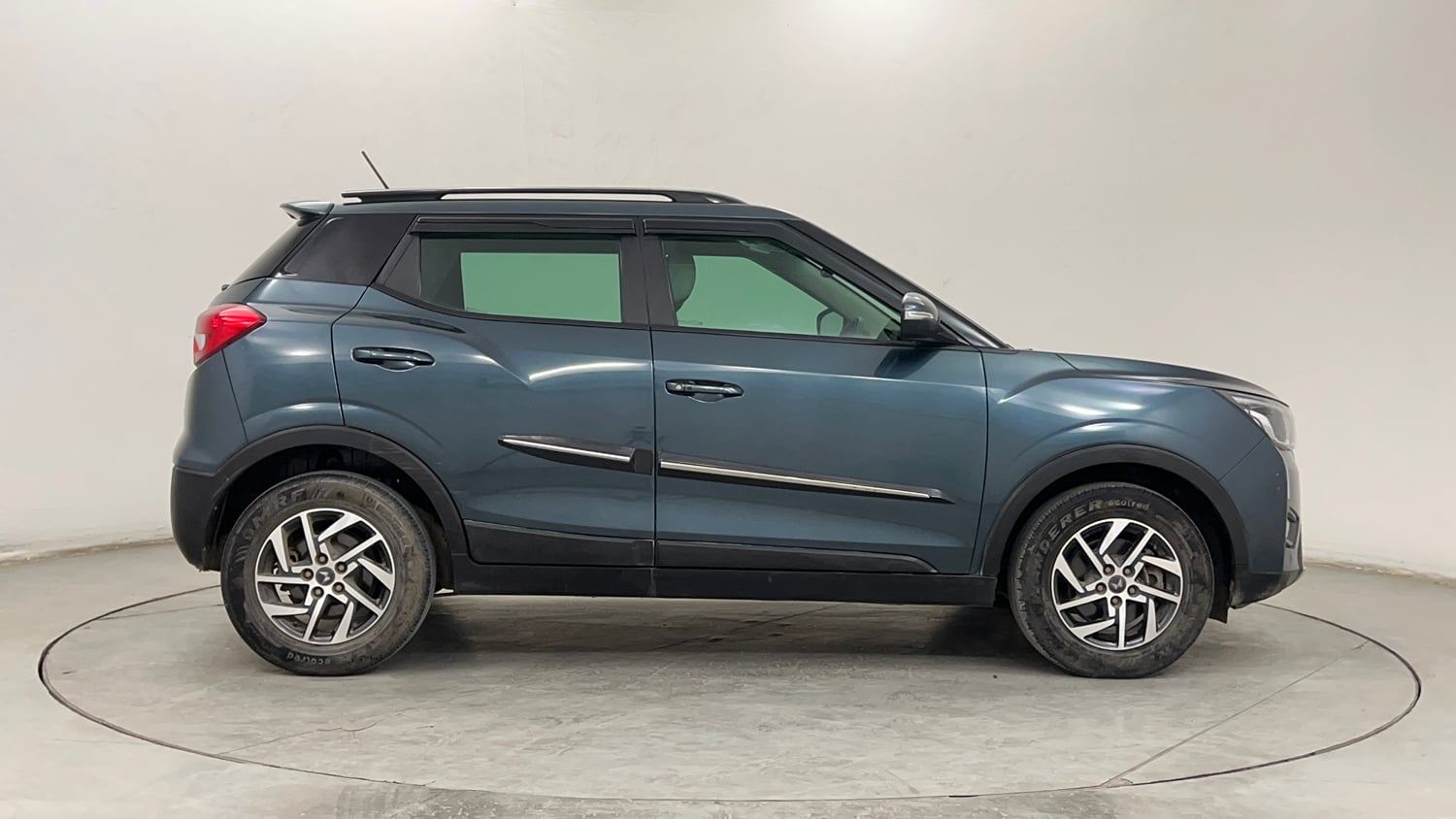 Used 2023 Mahindra XUV 300 W8 (O) 1.2 Petrol AMT Petrol Automatic exterior RIGHT SIDE VIEW