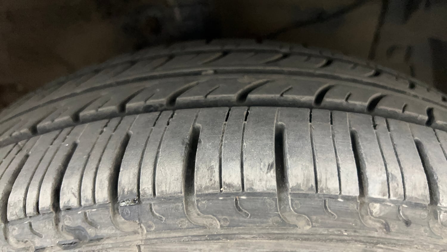 Used 2012 Maruti Suzuki Swift Dzire ZXI Petrol Manual tyres RIGHT FRONT TYRE TREAD VIEW