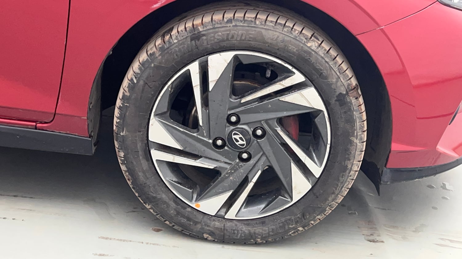 Used 2020 Hyundai New i20 Asta (O) 1.0 Turbo DCT Petrol Automatic tyres RIGHT FRONT TYRE RIM VIEW