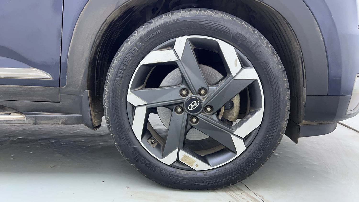 Used 2022 Hyundai Alcazar Signature (O) 7 Seater 1.5 Diesel AT Diesel Automatic tyres RIGHT FRONT TYRE RIM VIEW