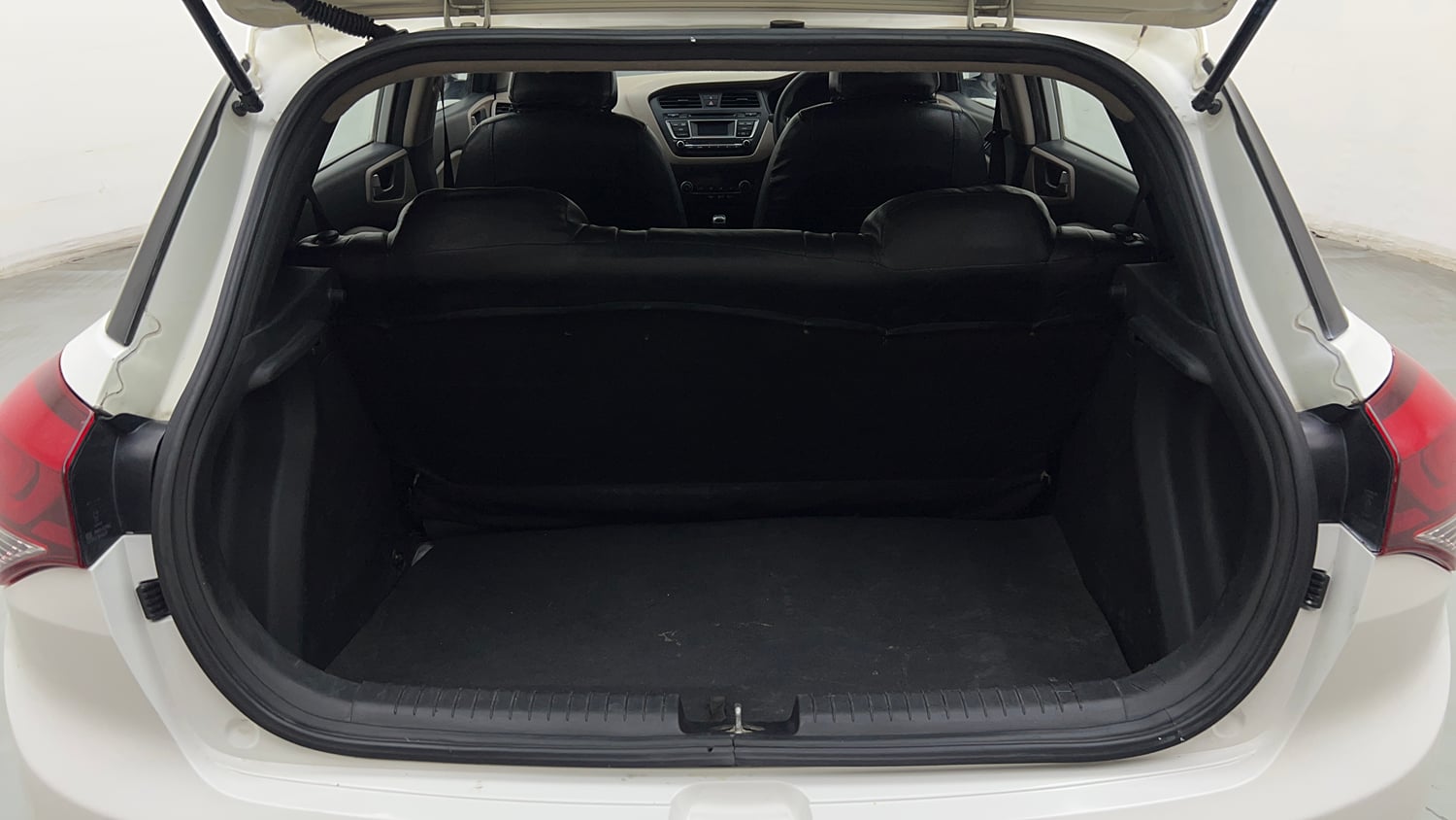 Used 2016 Hyundai Elite i20 Sportz 1.2 Petrol Manual interior DICKY INSIDE VIEW
