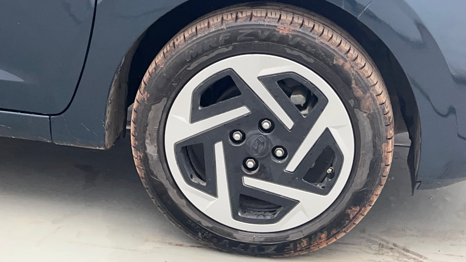Used 2026 Hyundai Grand i10 Nios Sportz 1.2 Kappa VTVT Petrol Manual tyres RIGHT FRONT TYRE RIM VIEW