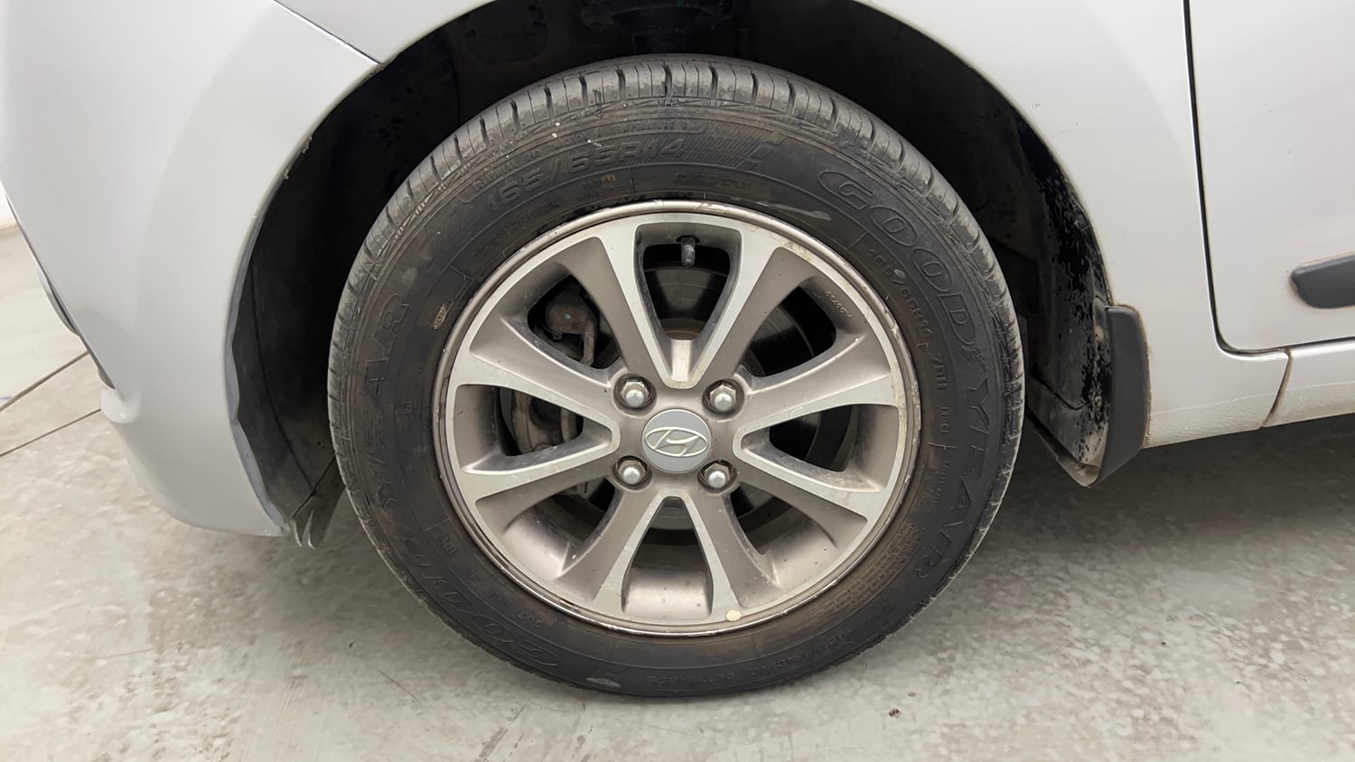 Used 2016 Hyundai Grand i10 Asta AT 1.2 Kappa VTVT Petrol Automatic tyres LEFT FRONT TYRE RIM VIEW