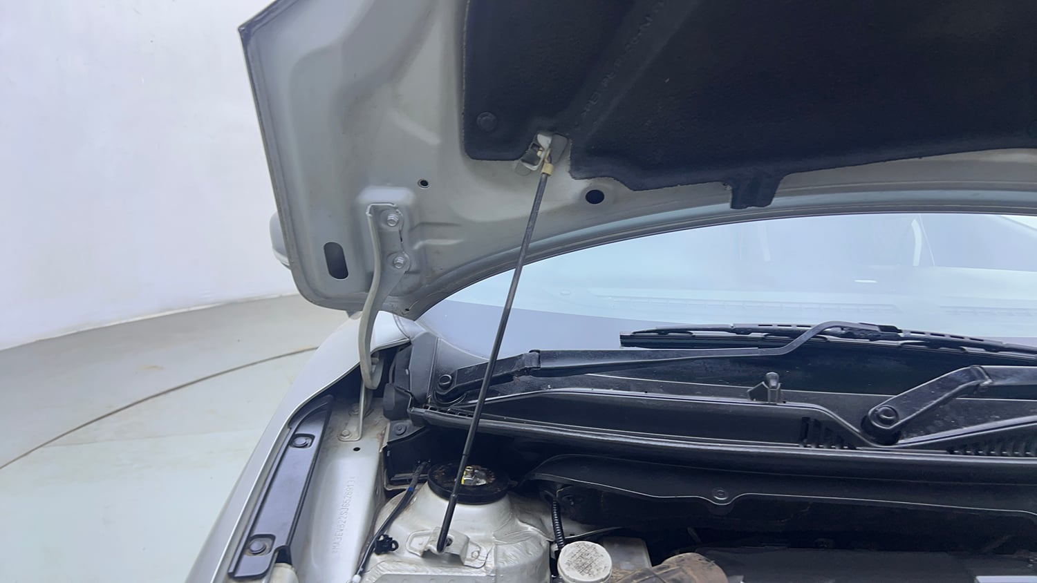 Used 2018 Maruti Suzuki Baleno Delta 1.2 Petrol Manual engine ENGINE RIGHT SIDE HINGE & APRON VIEW