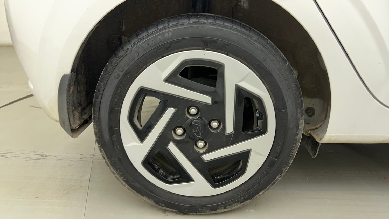 Used 2024 Hyundai Grand i10 Nios Sportz 1.2 Hy-CNG Duo Cng Manual tyres RIGHT REAR TYRE RIM VIEW